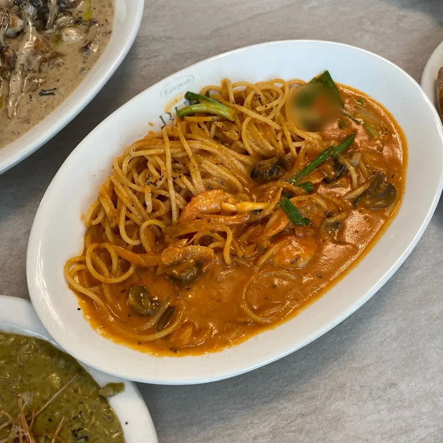 Bueokgan's shrimp rosé pasta with shrimp mixed in