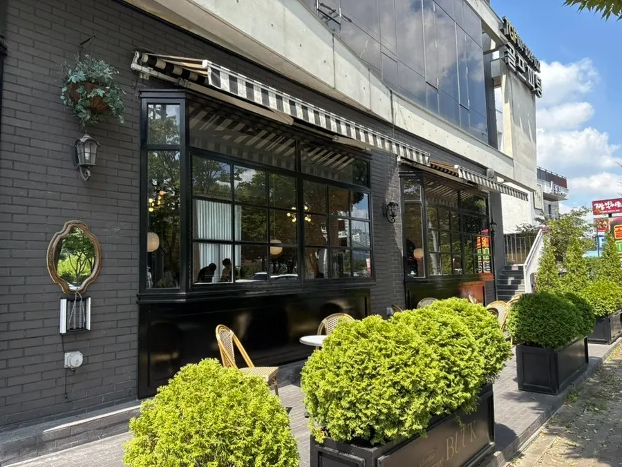 The entrance of Bueokgan Sangmu Branch with gold accents