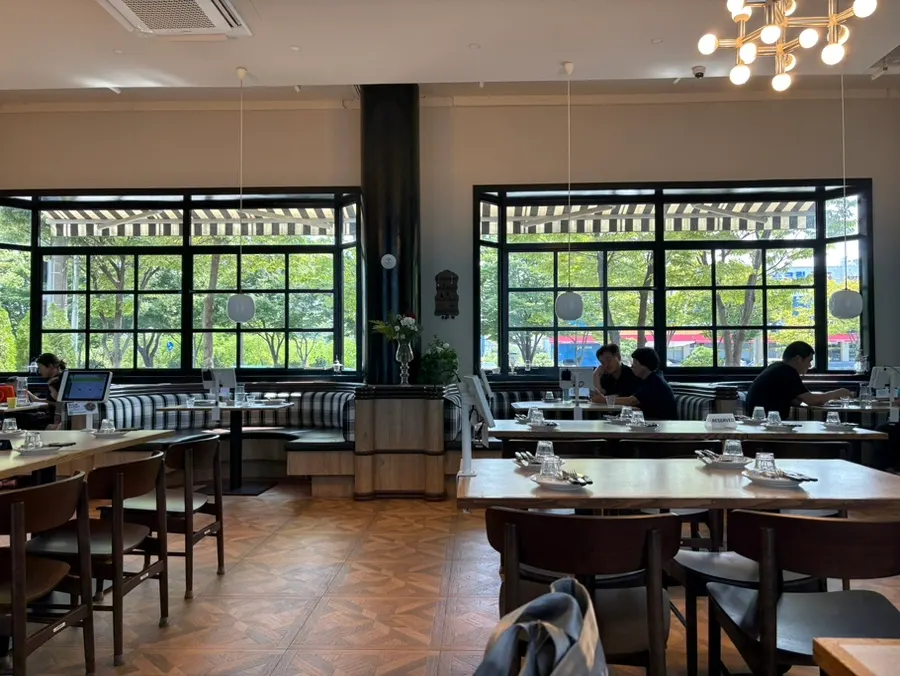 The interior of Bueokgan Sangmu Branch, modeled on the Titanic's ballroom
