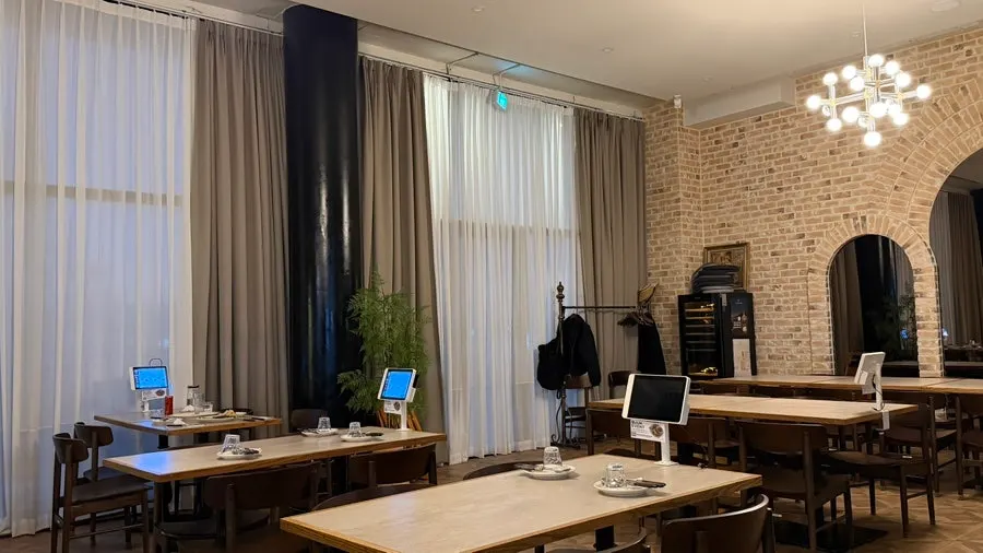 Table layout and lighting at Bueokgan Sangmu Branch