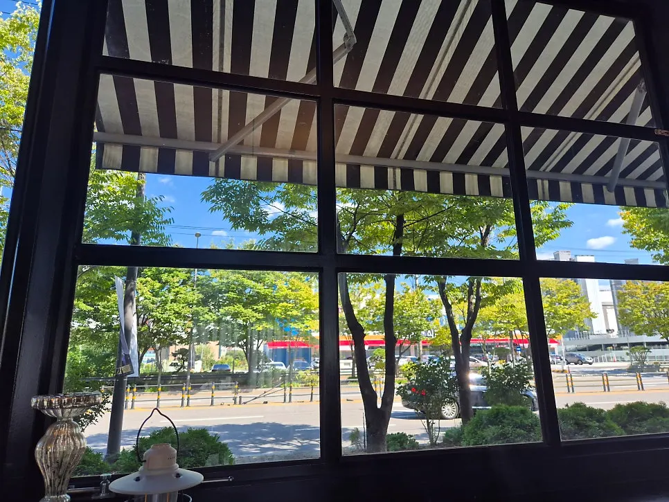 Seating inside Bueokgan Sangmu Branch