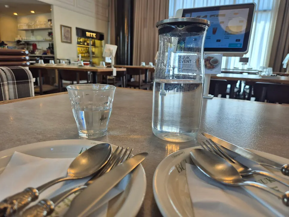 Condition of the water cup and tableware on the table