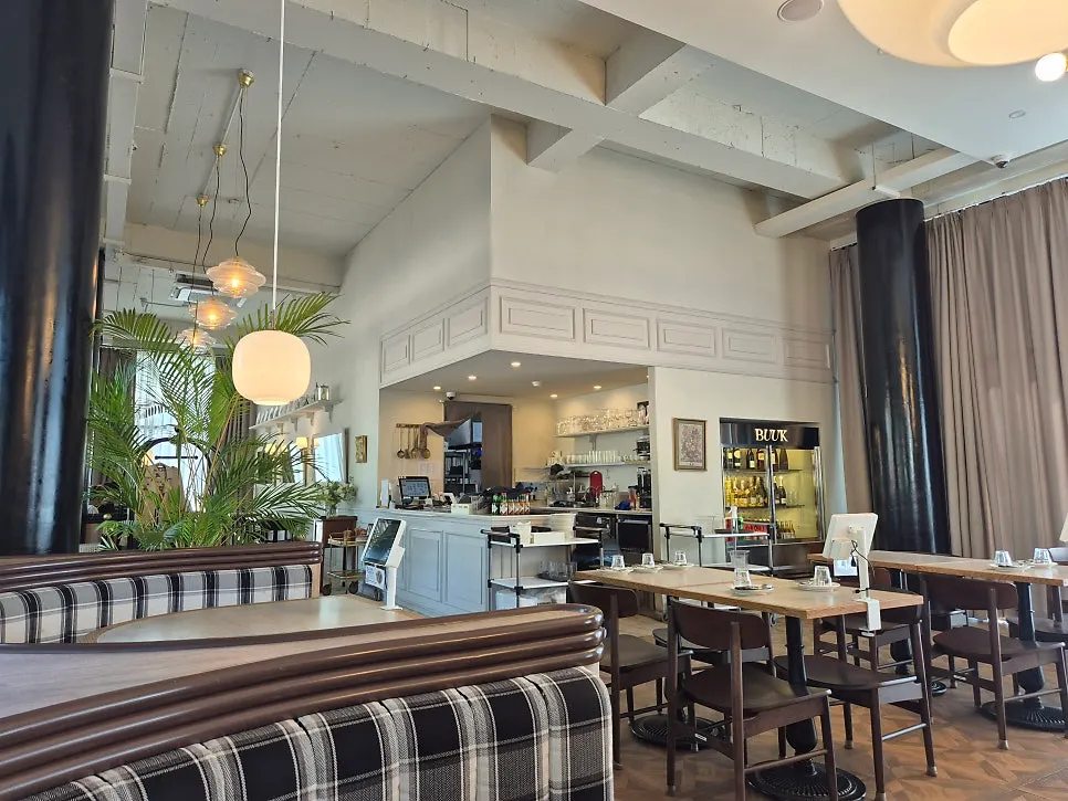 Quiet dining room at Bueokgan Sangmu Branch during off-peak hours