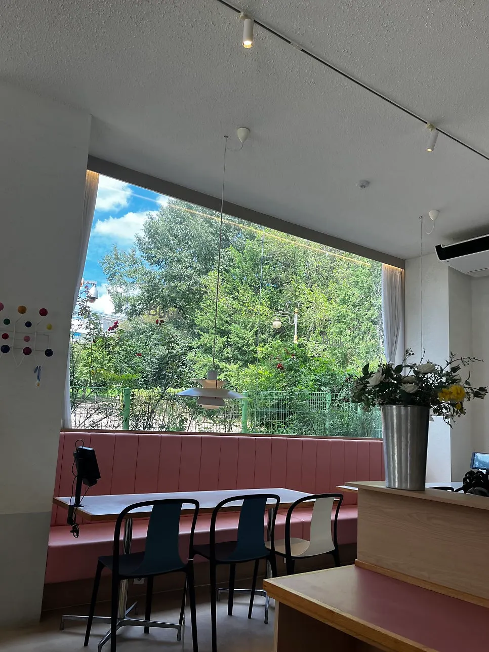 Pink interior of Bueokgan Suwan Branch