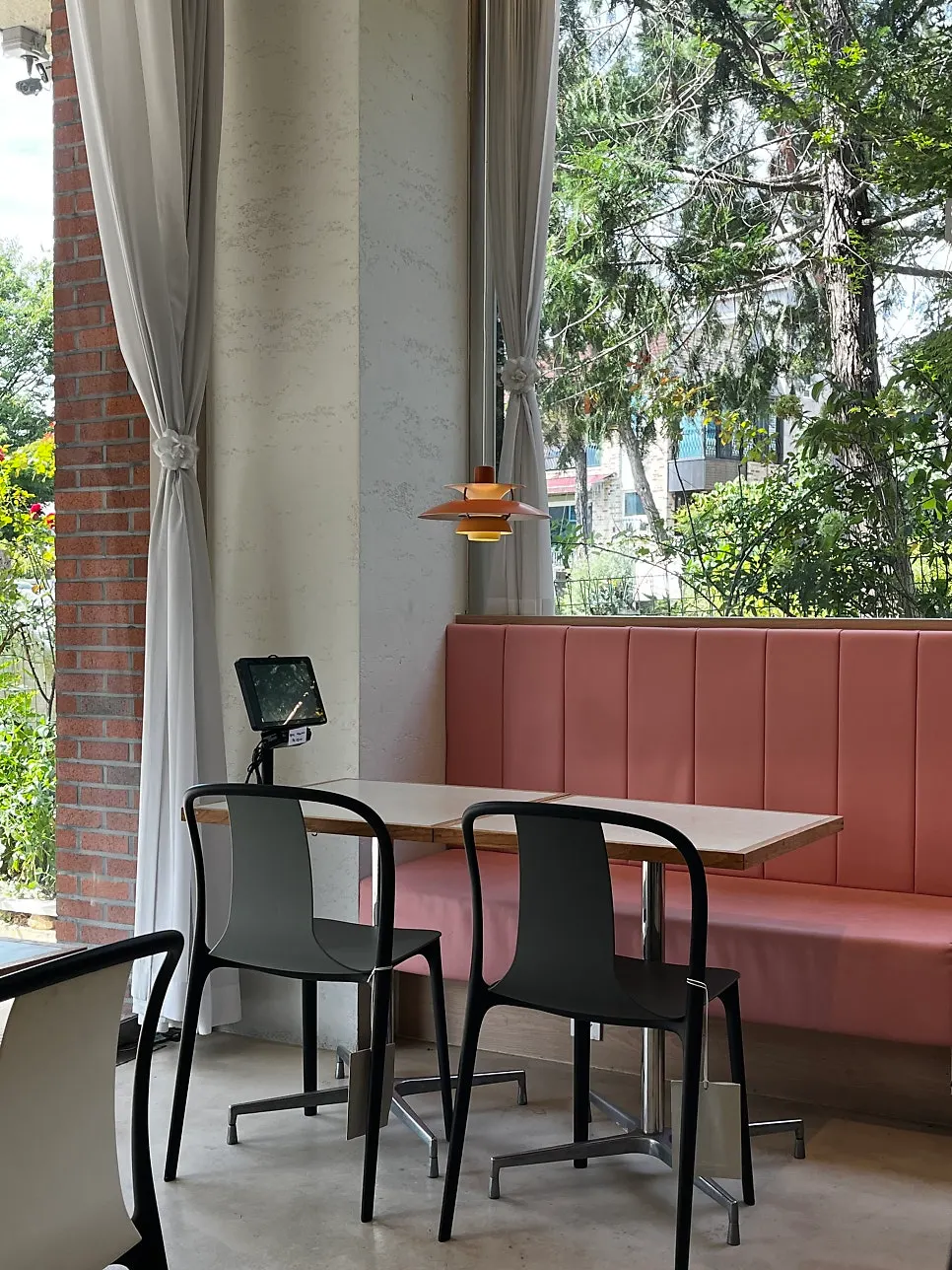 Interior of Bueokgan Suwan Branch with green plants