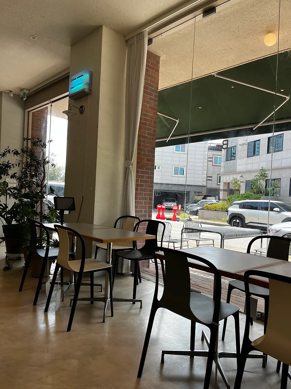 Café-like interior of Bueokgan Suwan Branch