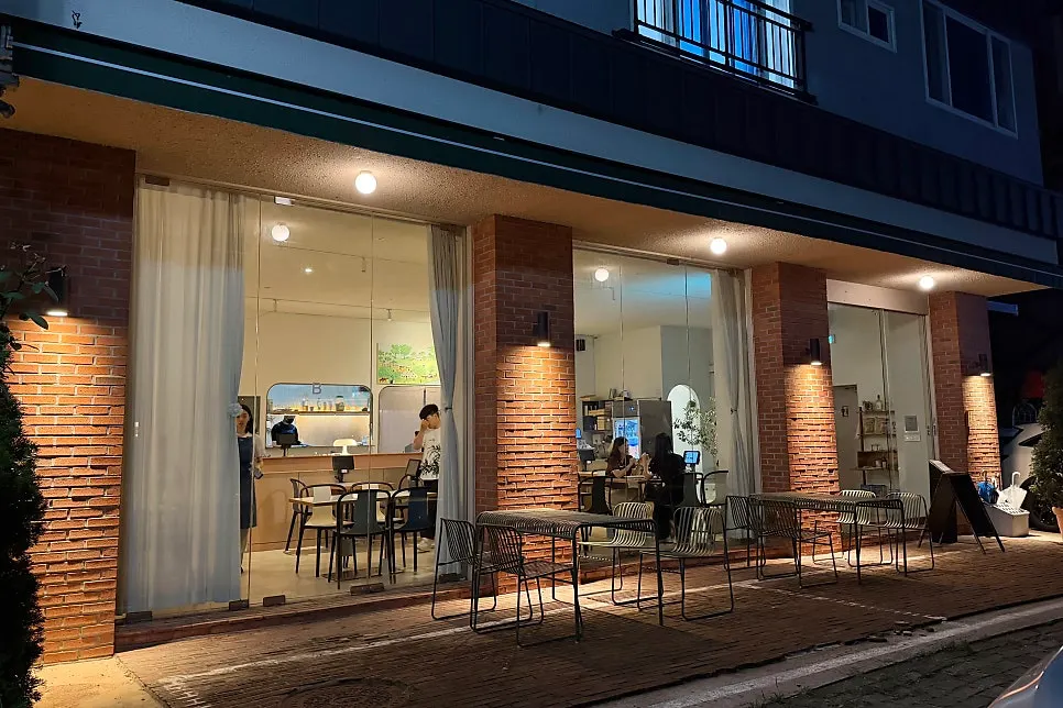 Exterior of Bueokgan Suwan Branch near Sumun 1 Park and the street in front