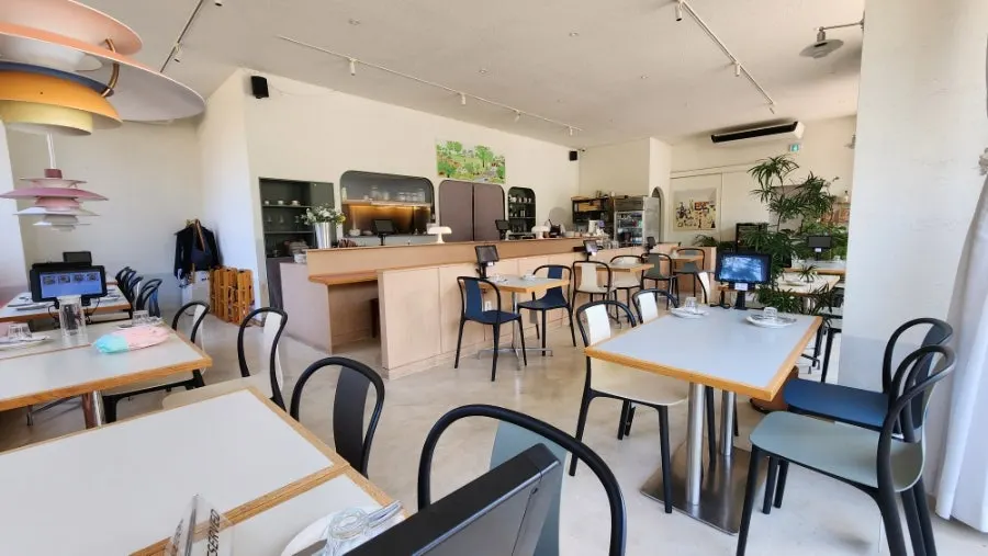 Seating with an outdoor view through the glass wall