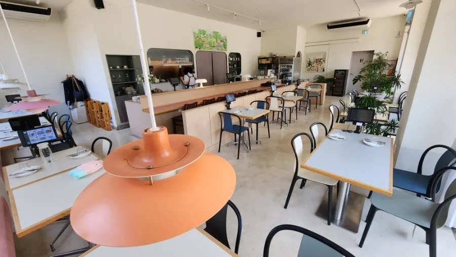 Table with sofa seating at Bueokgan Suwan Branch