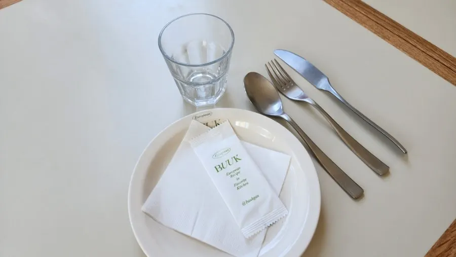 Table set while waiting for the ordered dishes