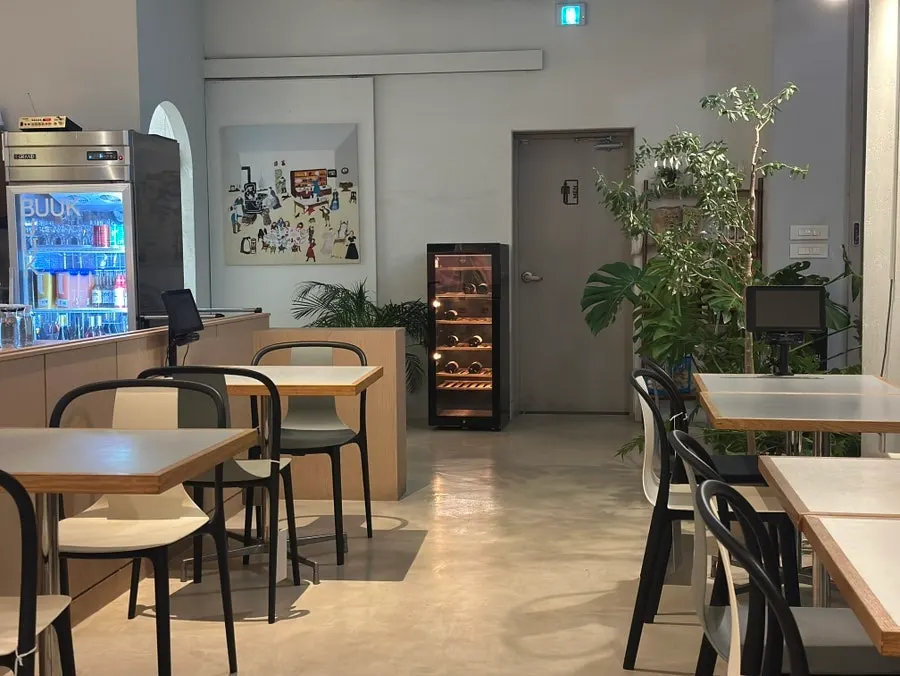 Quiet table at Bueokgan Suwan Branch in the evening