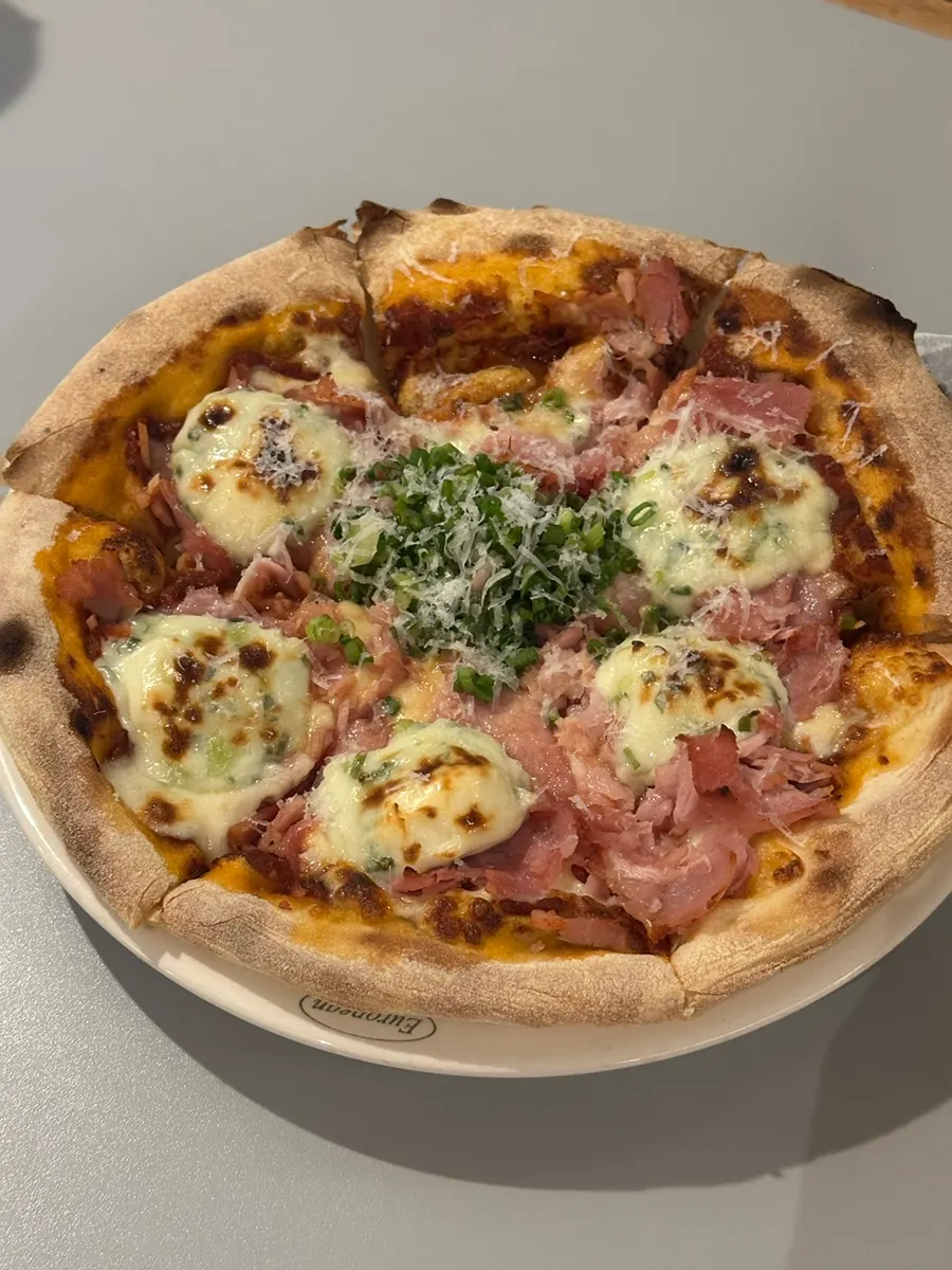 Pema-nong jambon pizza fresh out of the wood-fired oven
