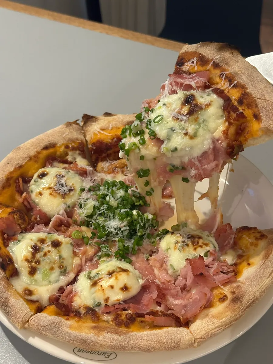 Pema-nong jambon pizza piled high with cream cheese