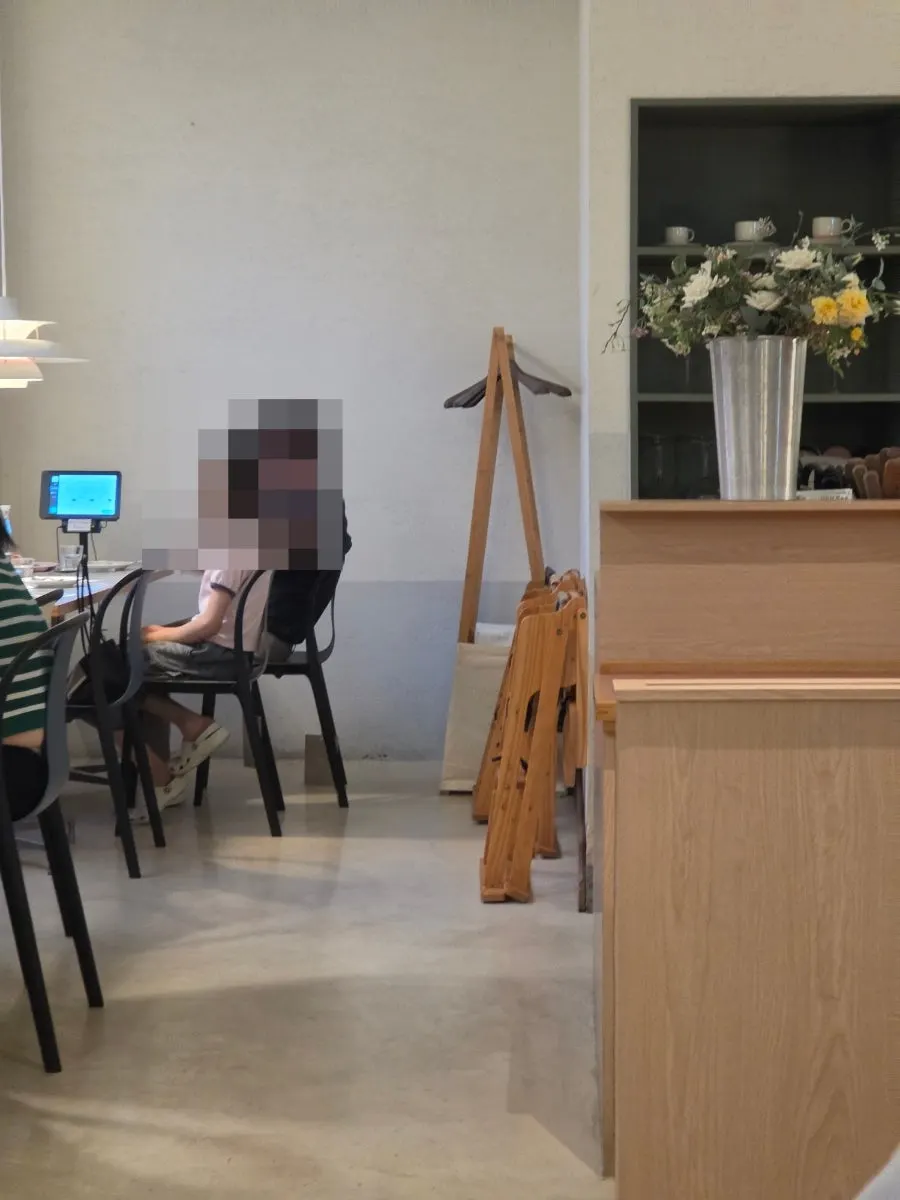 아이보리와 핑크 톤 매장 내부