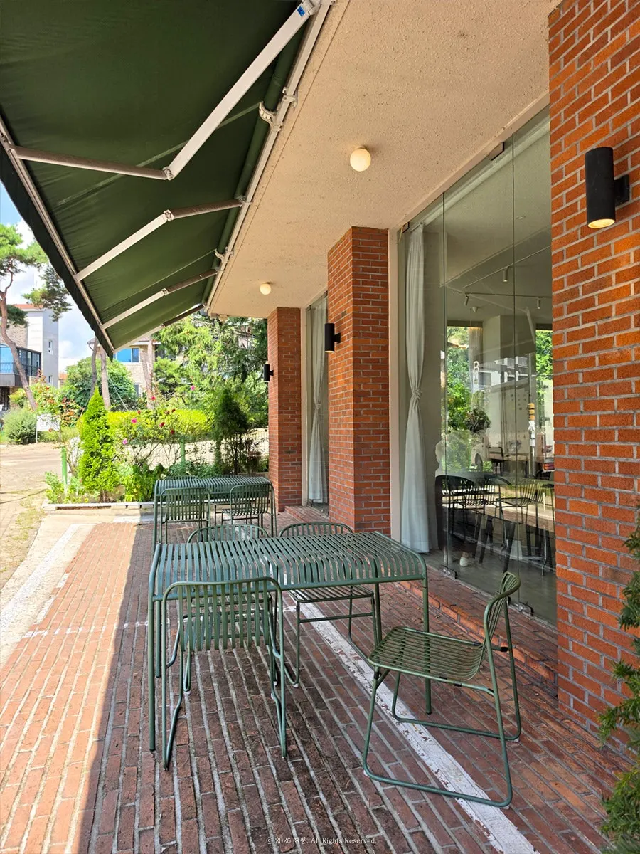 Outdoor tables at Bueokgan Suwan Branch