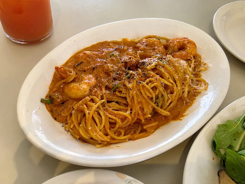 Shrimp rosé pasta with shrimp and button mushrooms