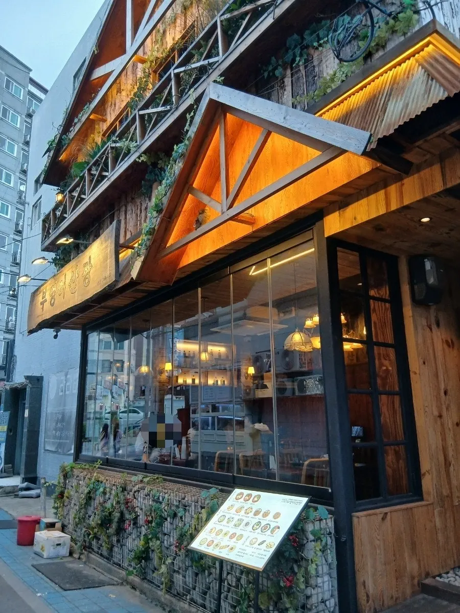 The area around the entrance of Buheongsanjang Busan Suyeong branch near Suyeong Station