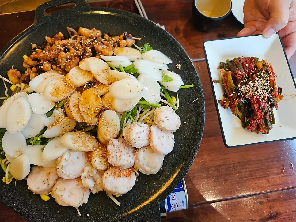기본 안주로 나온 신콩칩과 장아찌