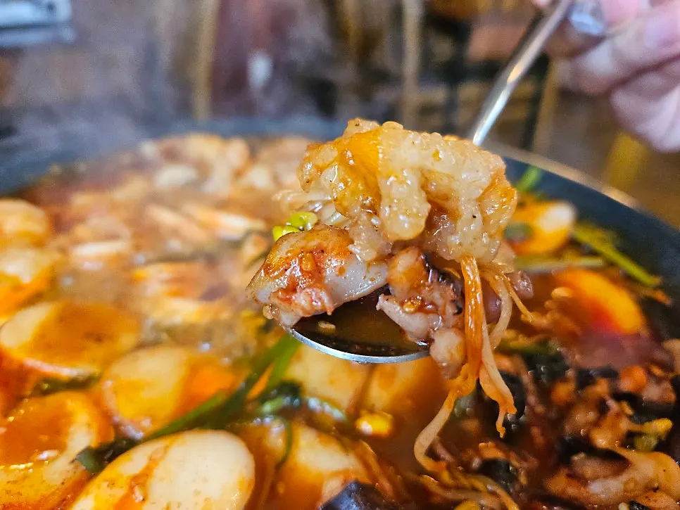 파김치를 곁들인 주꾸미 대창볶음 상차림