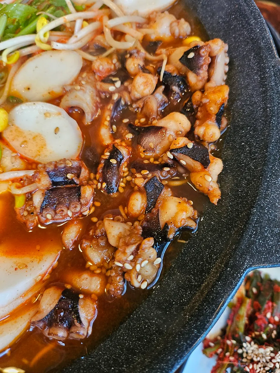 떡국떡 사리가 올라간 볶음 클로즈업