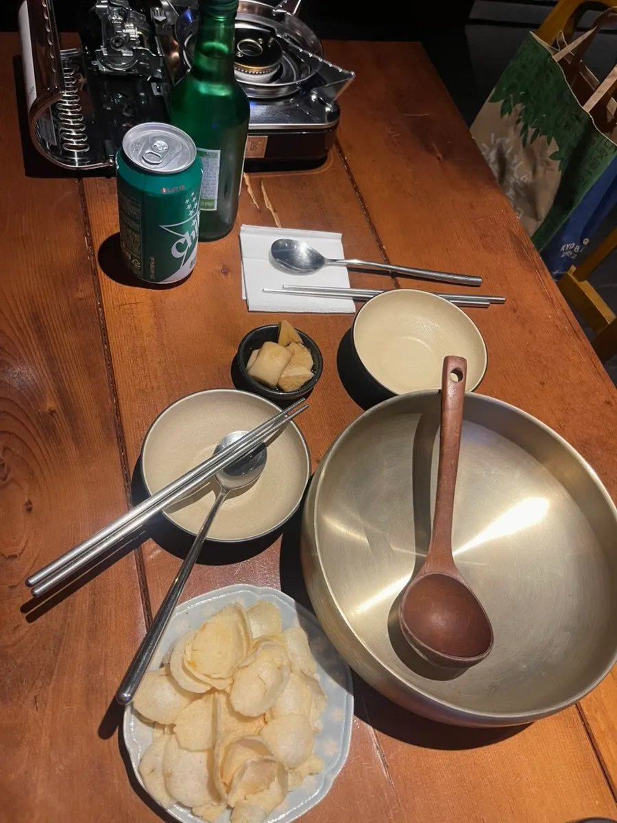 기본안주 알새우칩과 양파장아찌 상차림