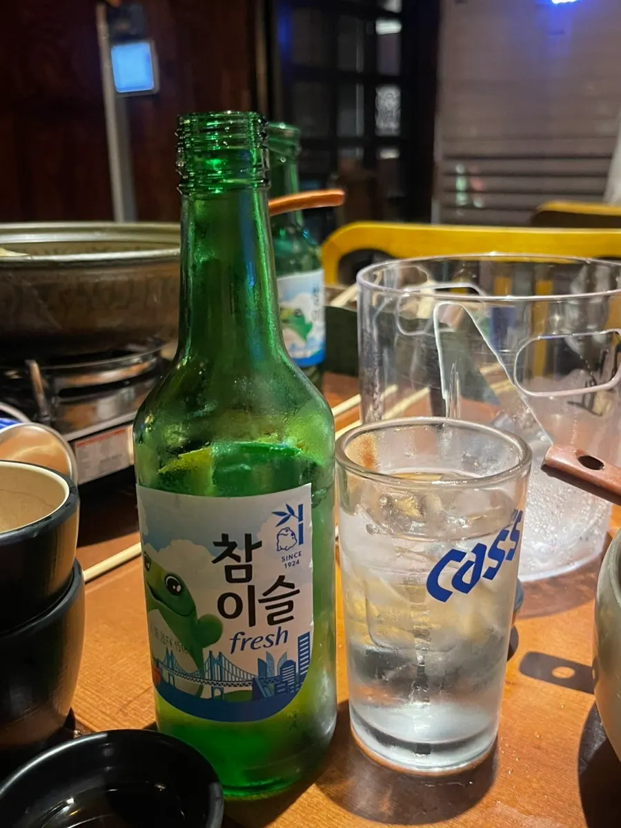 알새우칩에 양파장아찌를 얹은 조합