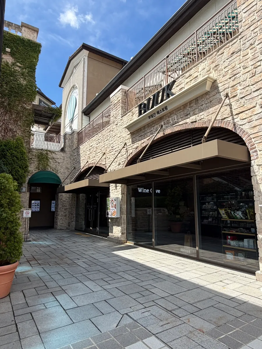 View of the walkway to Bueokgan Restaurant on the outlet's 1st floor