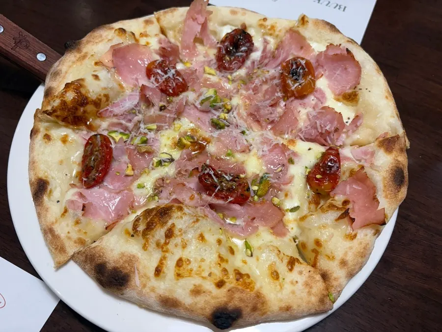 A whole jambon pizza at Bueokgan Restaurant