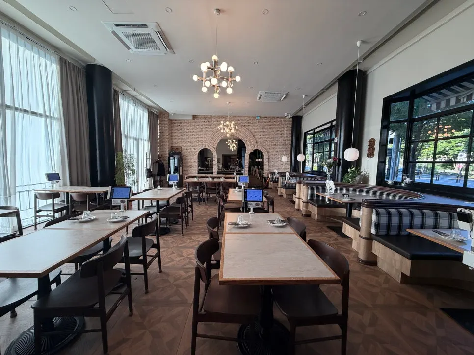 Tables arranged lengthwise and crosswise under lighting