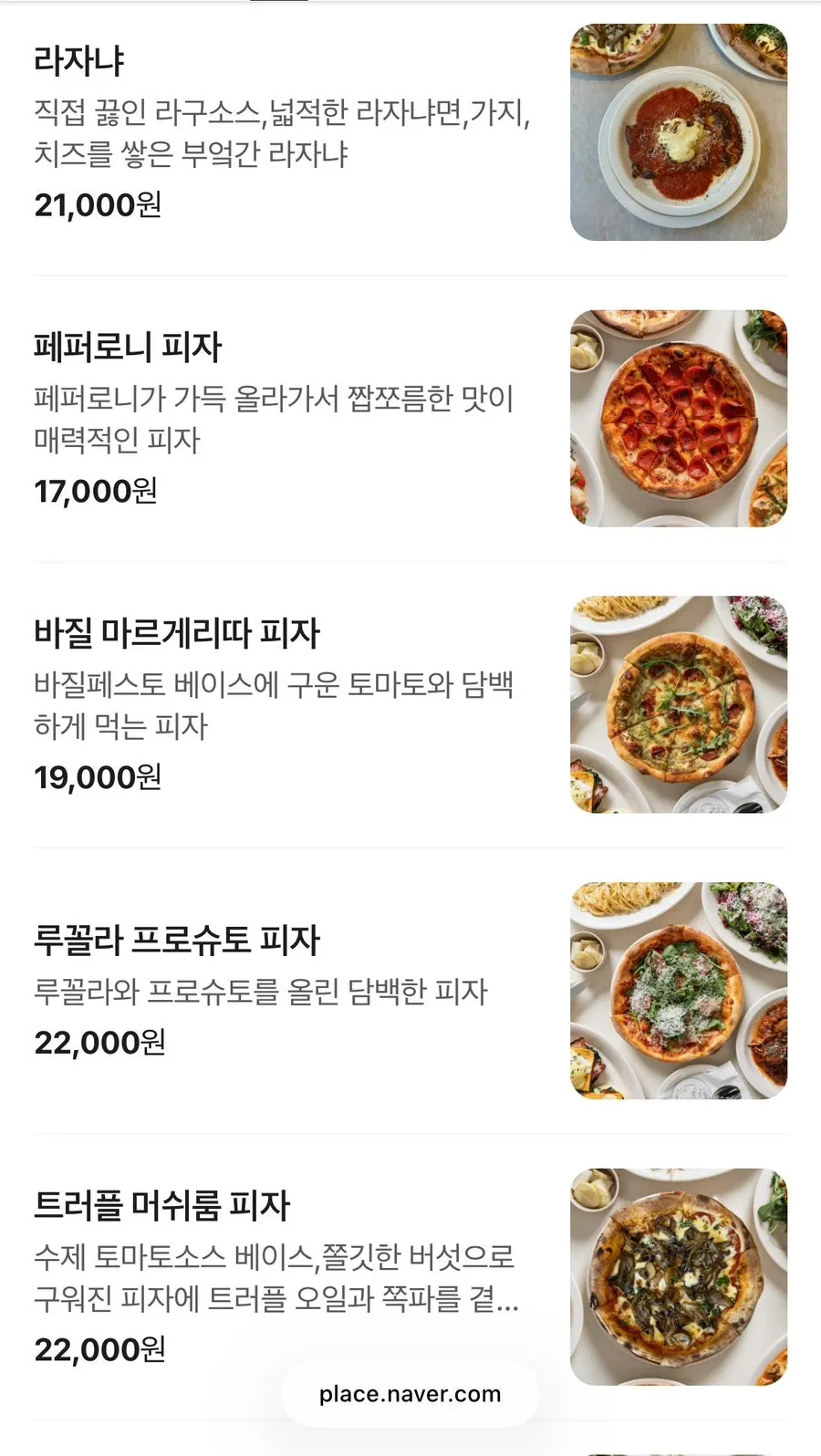 테이블에 세팅된 물과 접시, 식기류