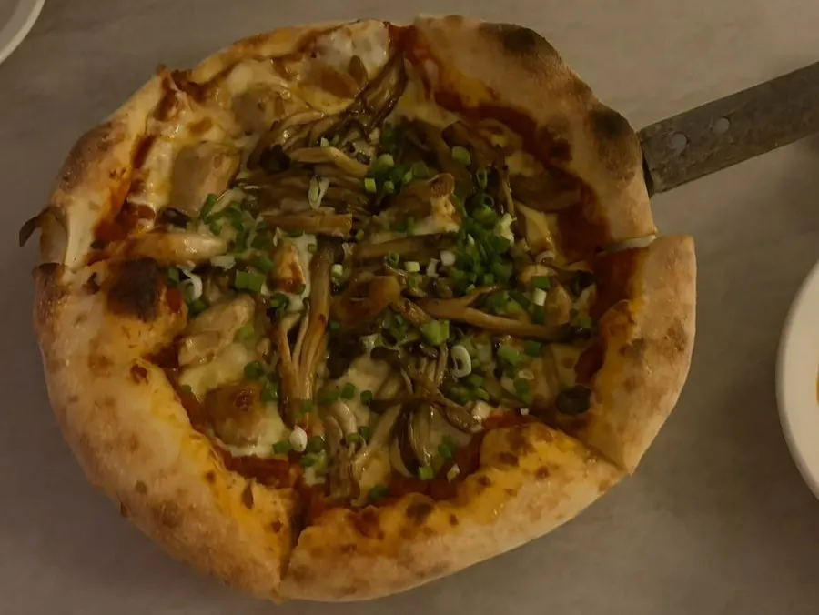 Full shot of the truffle mushroom pizza at Bueokgan Sangmu Branch