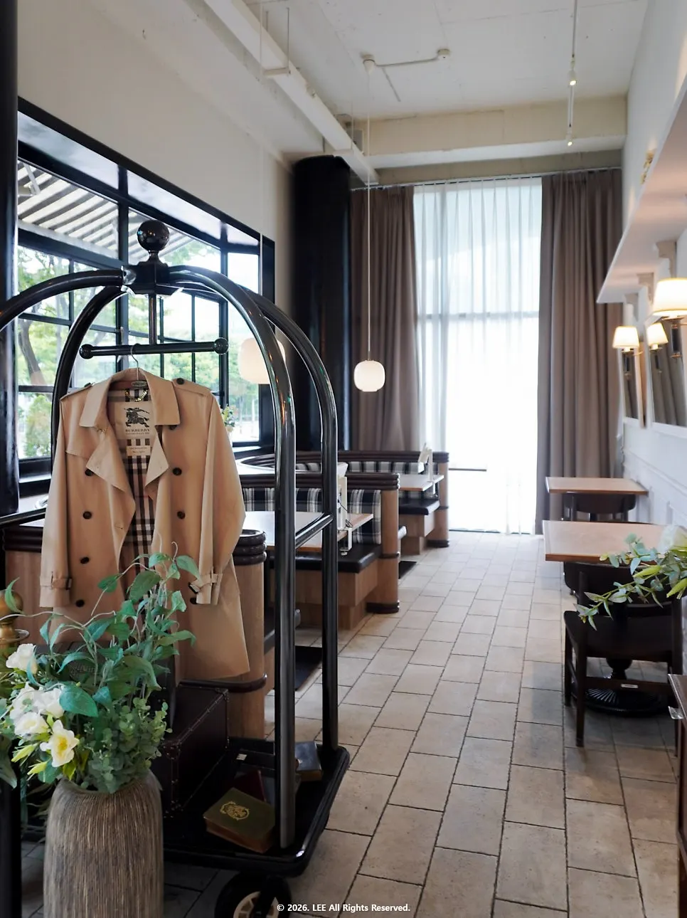 Interior of Bueokgan Sangmu Branch with a vintage classic hotel feel