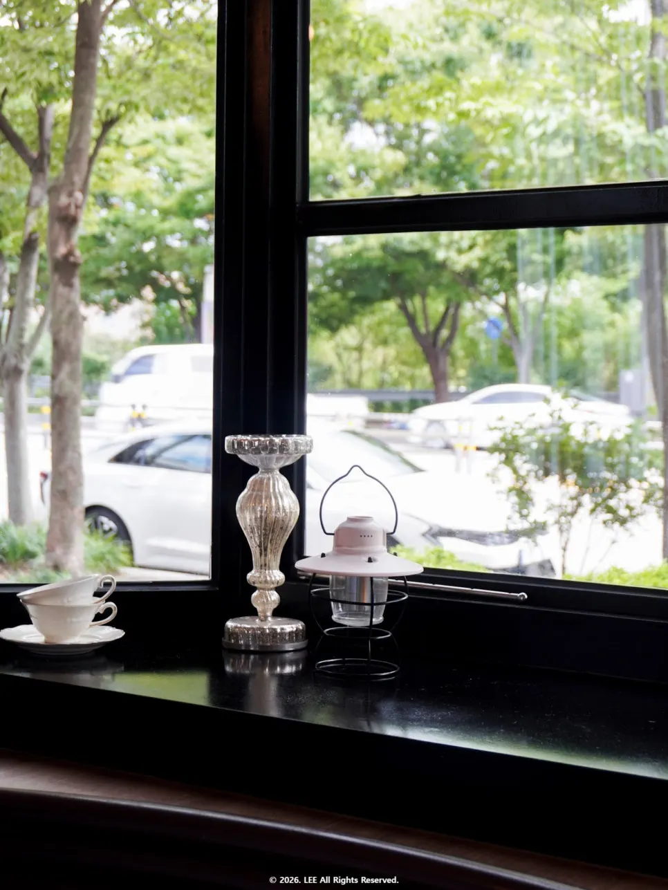 Relaxed lunchtime seating at Bueokgan Sangmu Branch