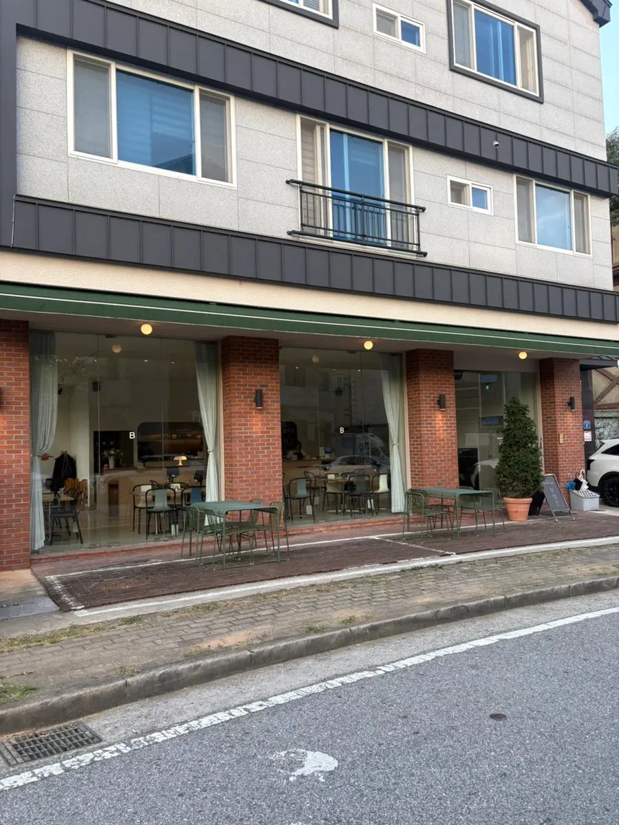 Exterior of Bueokgan Suwan Branch on a Suwan district side street