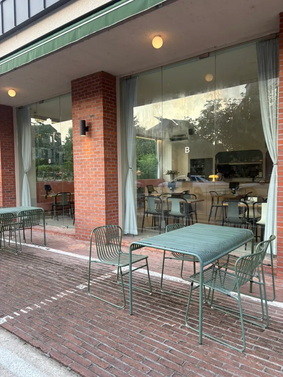 Outdoor terrace seating at Bueokgan Suwan Branch