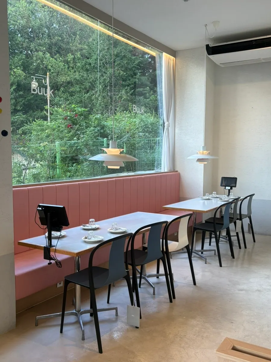 Green and pink interior of Bueokgan Suwan Branch
