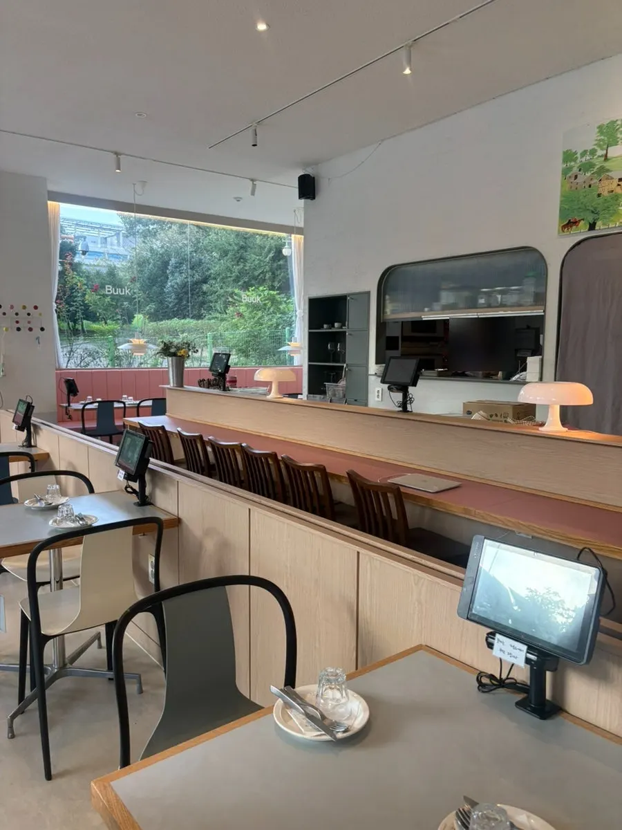 Table seating at Bueokgan Suwan Branch