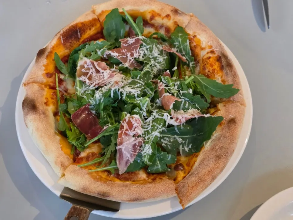 Bueokgan's arugula pizza piled high with arugula