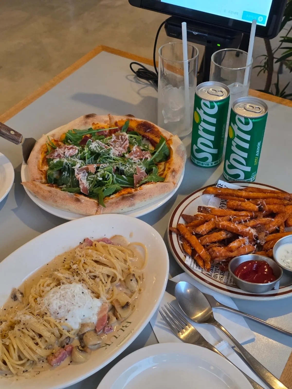Carbonara and arugula pizza served together on the table