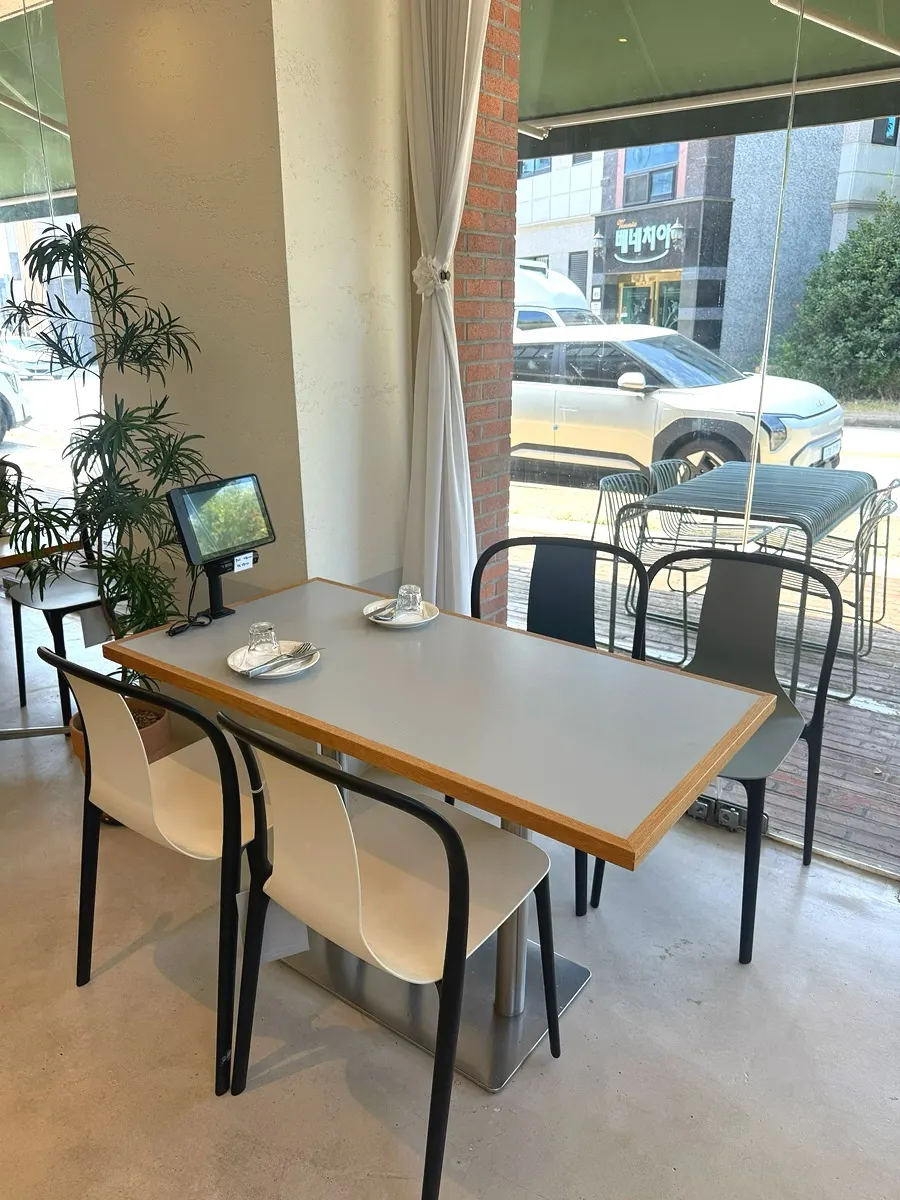 Seating and atmosphere at Bueokgan Suwan Branch