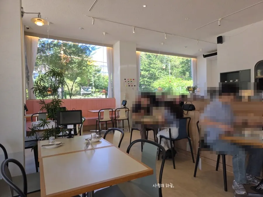 오픈 직후 테이블이 절반 가까이 찬 매장 내부