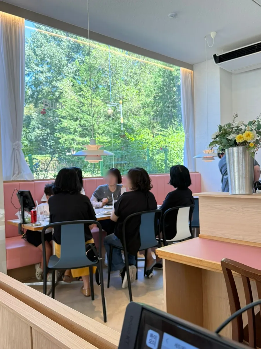 Interior with 2-seat and 4-seat tables