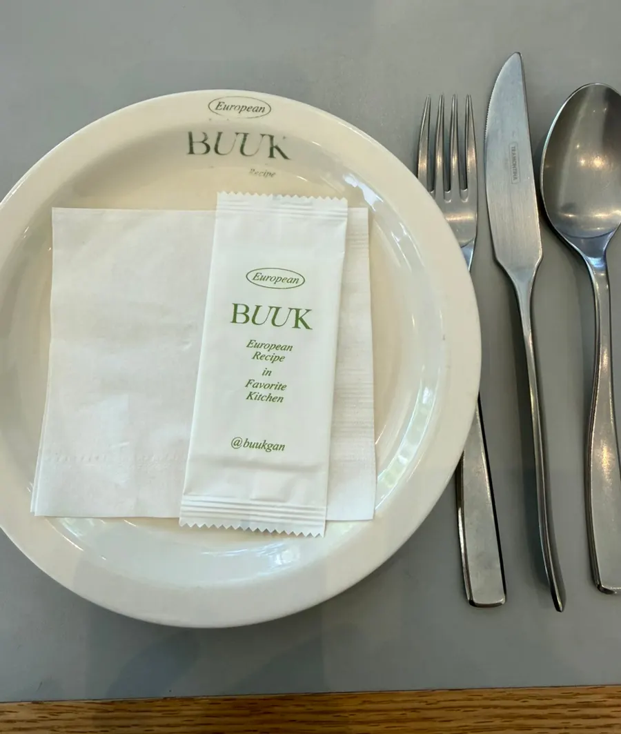 Table set with plates and wet wipes