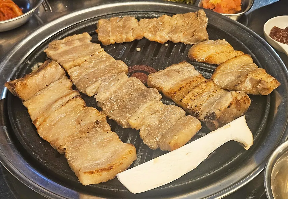 Cover photo of the seasoned pork ribs spread at Bueongi Maeul
