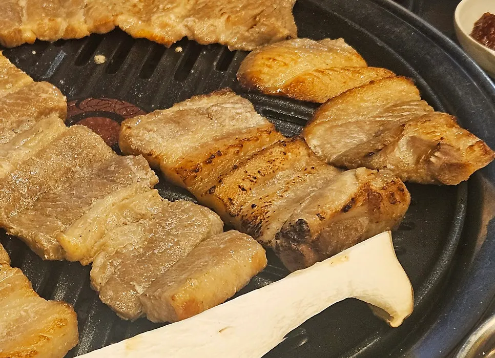 Charcoal pre-grilled pork ribs served in a stainless bowl