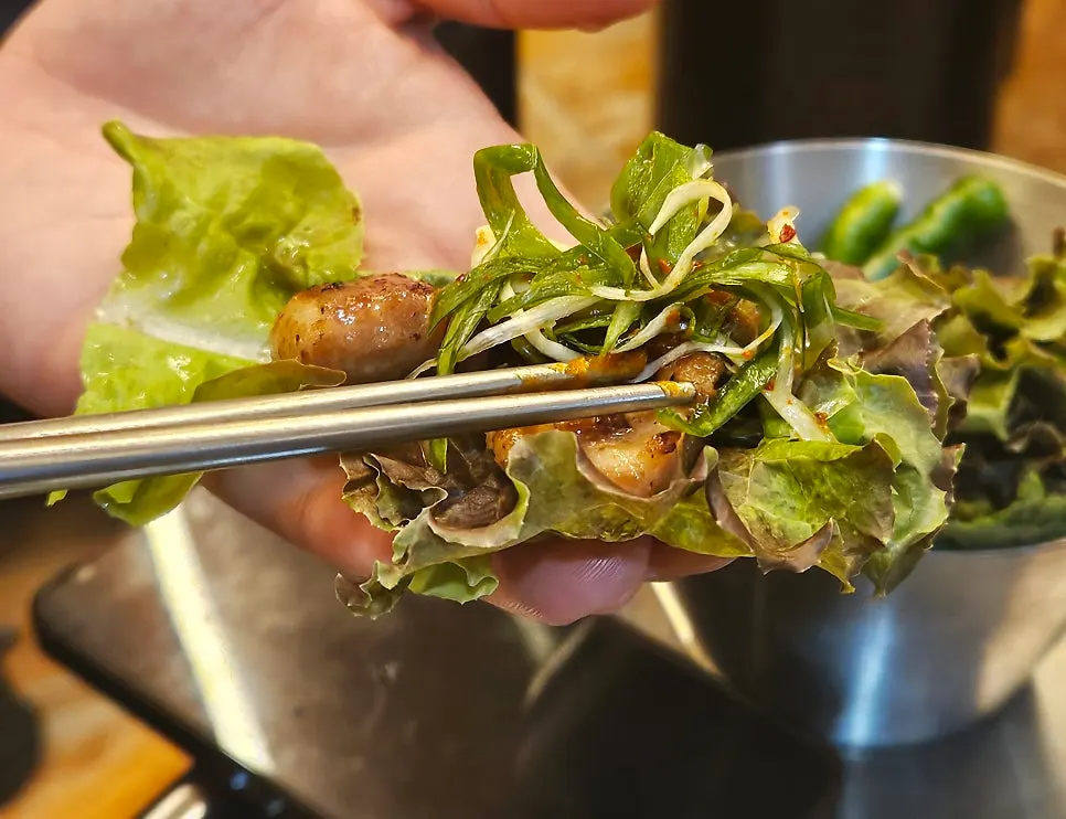 Pork ribs and scallion salad wrapped in lettuce