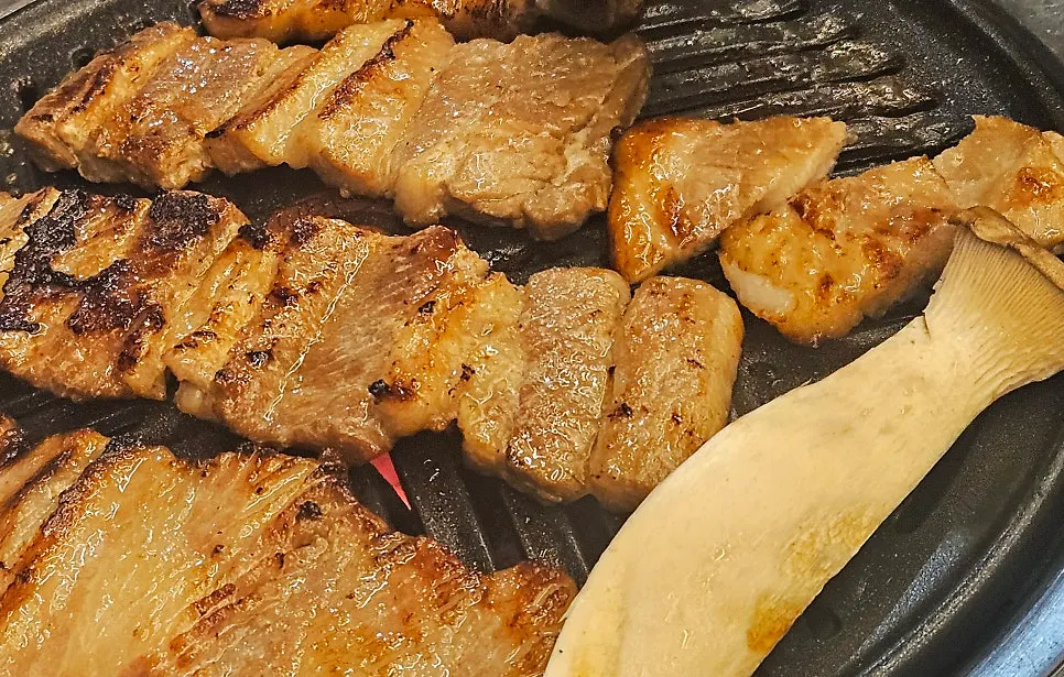 A cool evening spent grilling meat at Bueongi Maeul