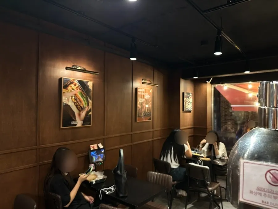 혼밥 손님도 있는 바스버거 성수점 테이블