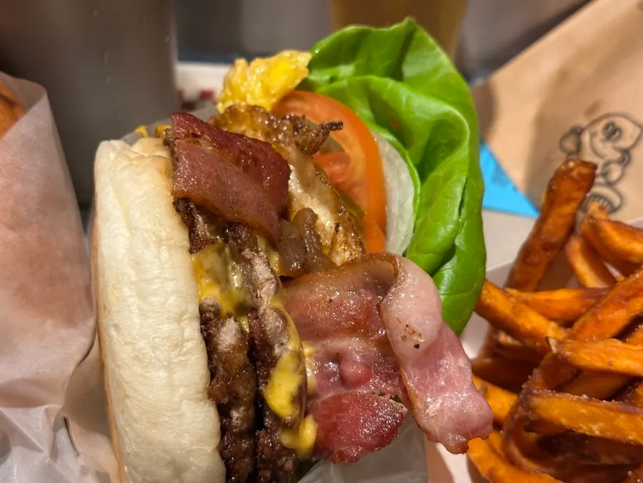 바스버거 성수점 버거와 음료 상차림