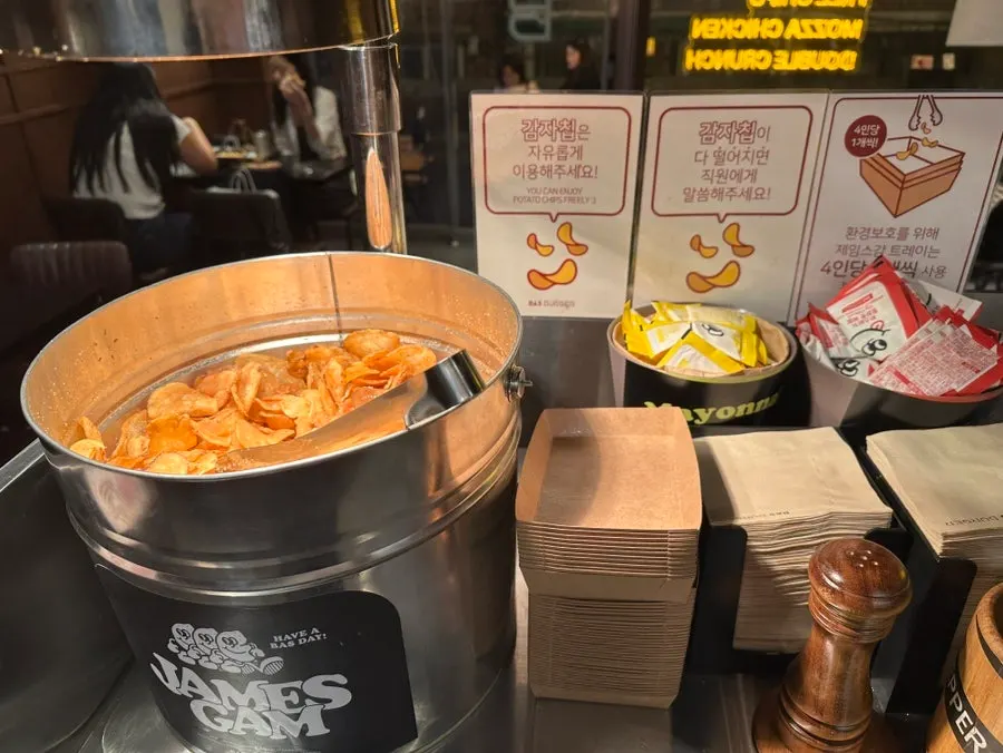 버거와 사이드를 함께 차린 테이블